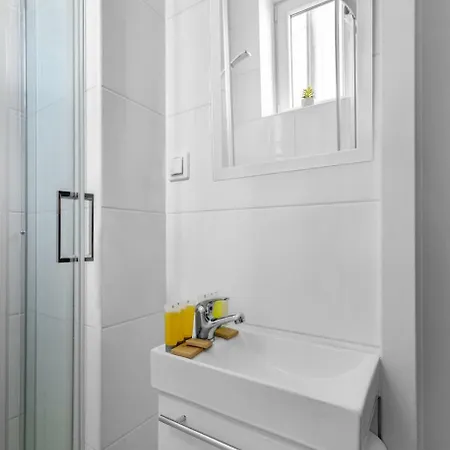 Powisle Luminous Studio Apartment
